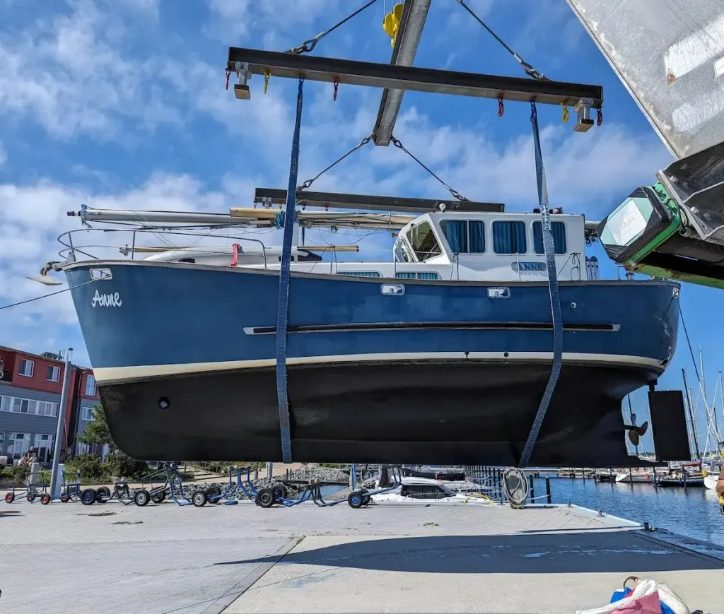 Koordinierter Werft- und Servicetermin - Auskranen einer Yacht