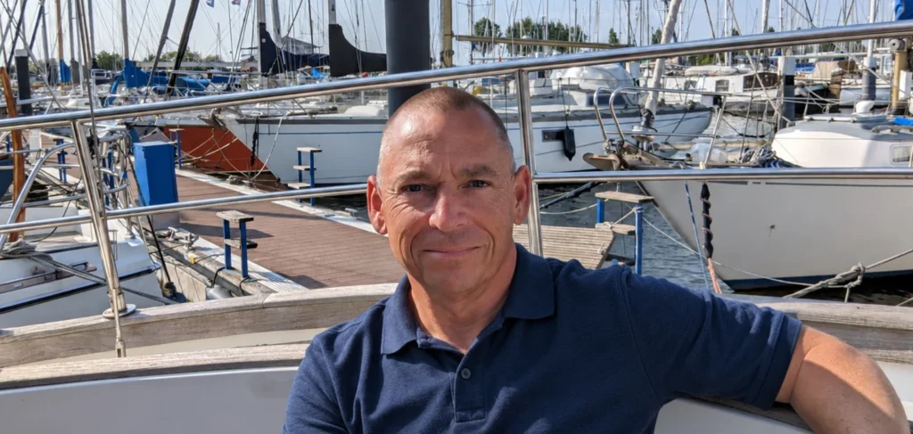 Steffen Albert - Im Yachthafen an Bord seines Bootes