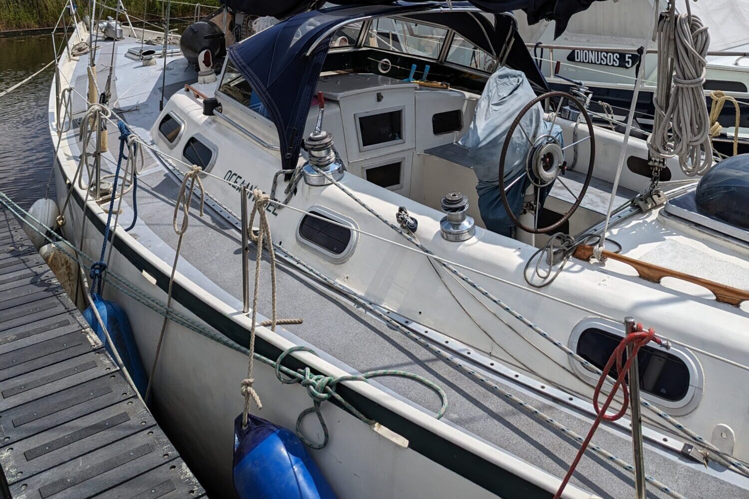 Festmacher, Fender und Bordwand eines Segelbootes am Steg