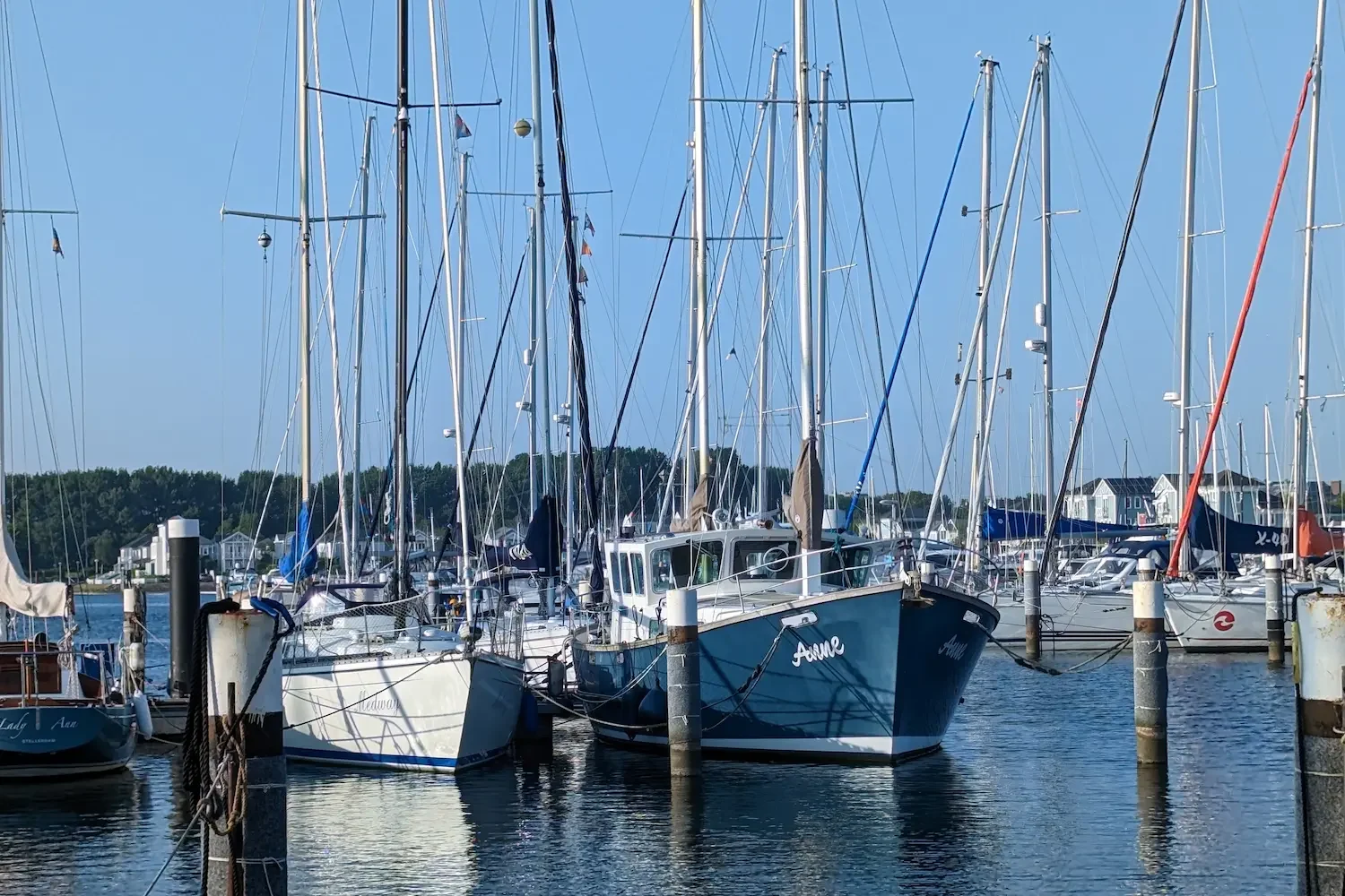 Boote in einem Sportboothafen