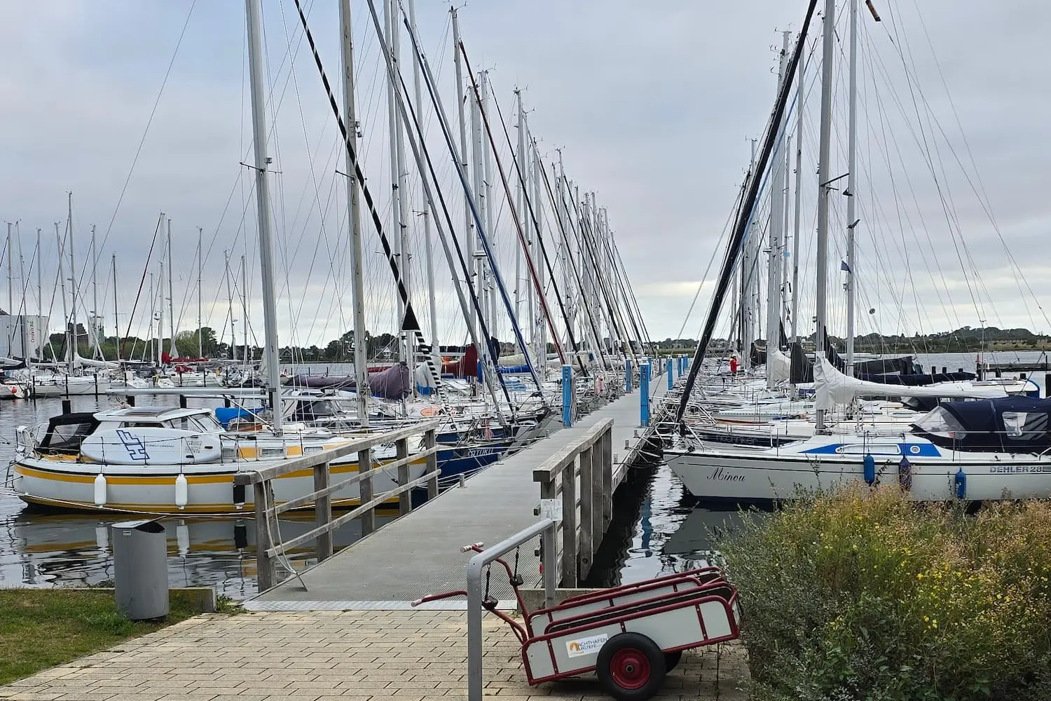 Segelboote an den Stegen eines Yachthafens in Ostholstein