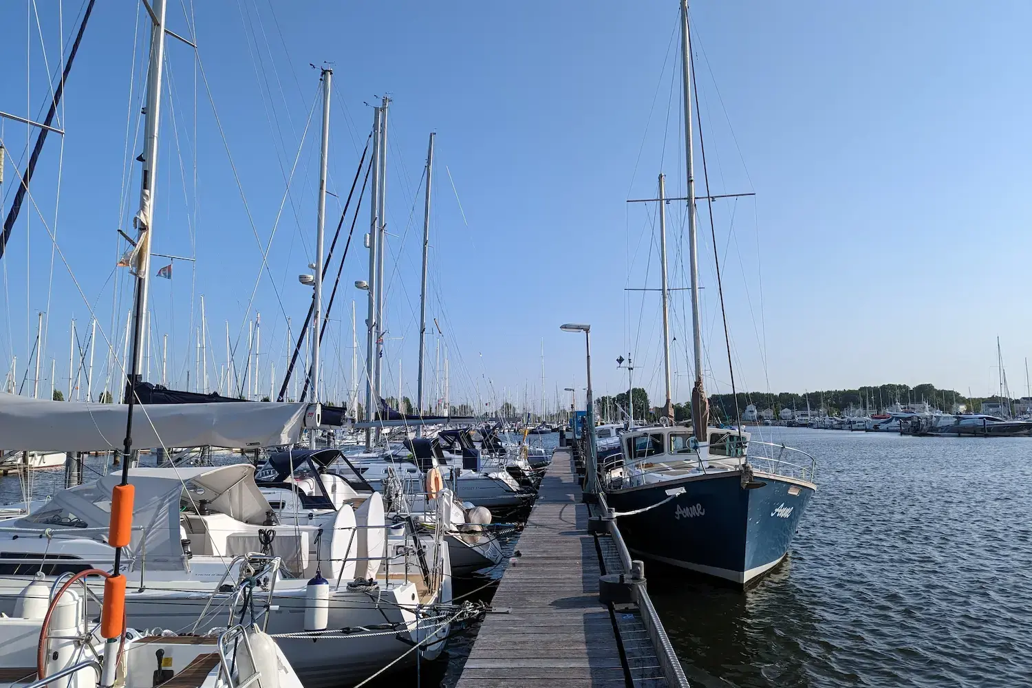 Segel- und Motorboote entlang eines Steges in einem Ostseehafen
